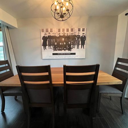 Curly'S Quarters Villa Green Bay Bagian luar foto