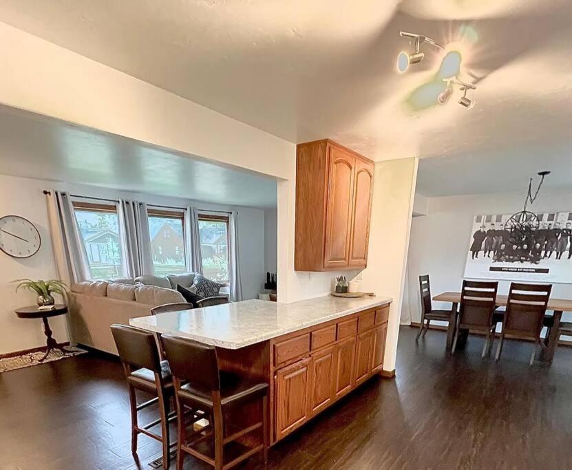 Curly'S Quarters Villa Green Bay Bagian luar foto