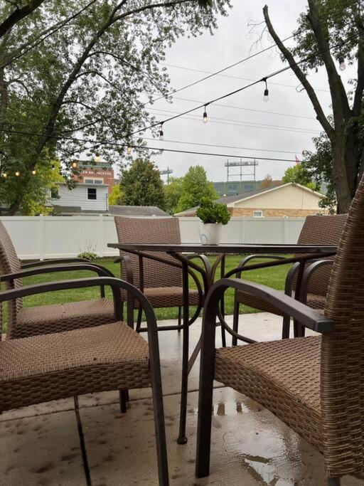 Curly'S Quarters Villa Green Bay Bagian luar foto